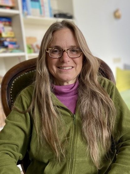 Porträt von Melanie Ruppel in einem hellen Praxisraum